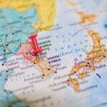 Close-up,Of,A,World,Map,With,A,Red,Pushpin,Marking Giappone Corea Sud