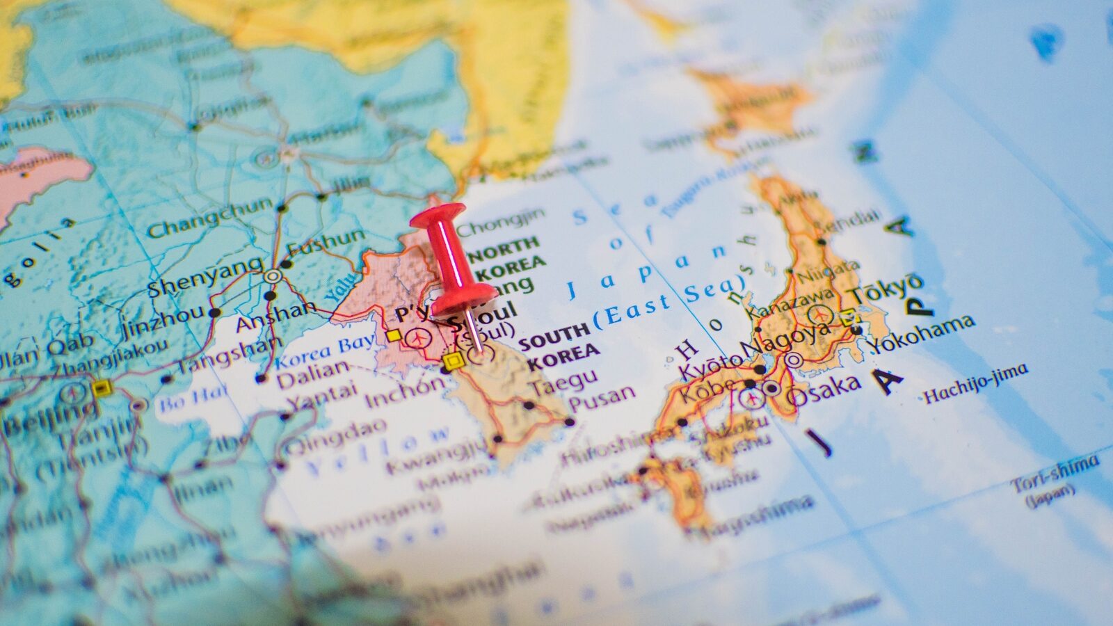 Close-up,Of,A,World,Map,With,A,Red,Pushpin,Marking Giappone Corea Sud